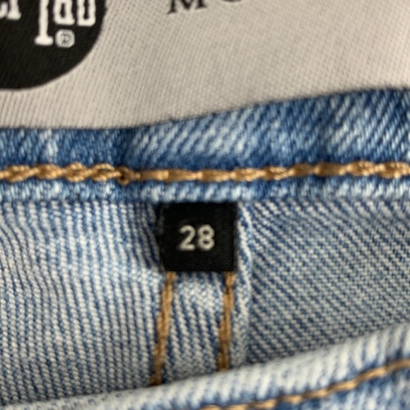 Levi’s Silver Tab MOM jeans Size 28 Light wash denim Distressed tapered Leg - Picture 6 of 14